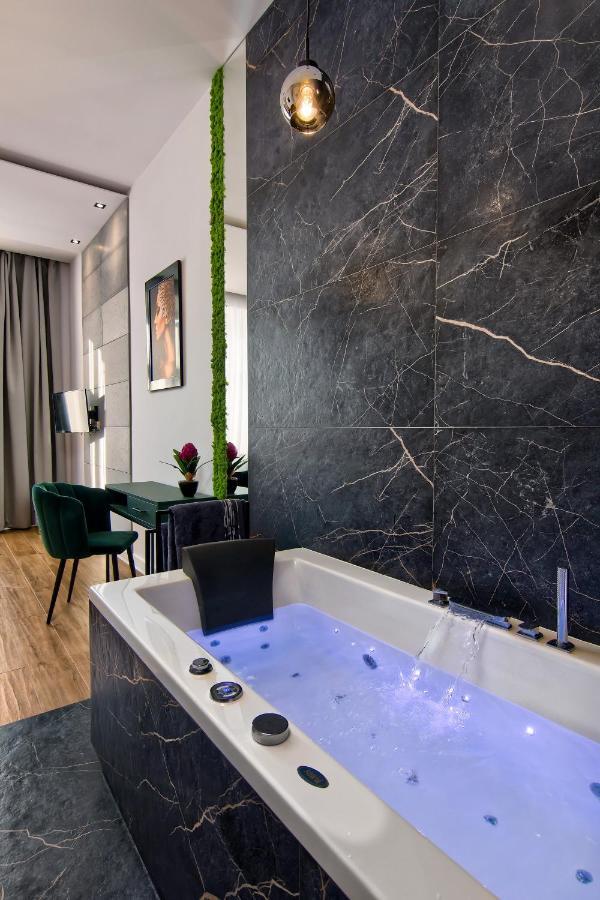 Apartament Czarny Z Jacuzzi Краков Экстерьер фото